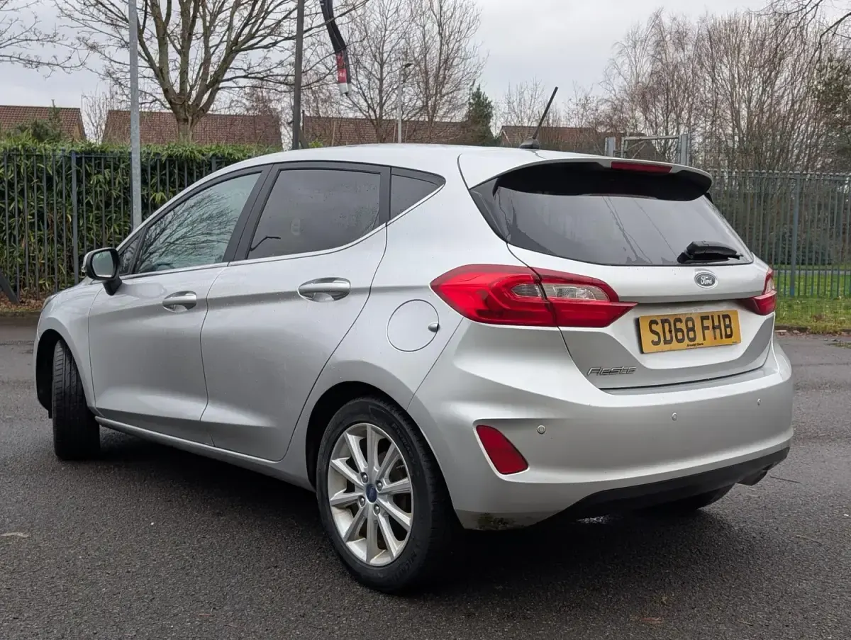Usado Ford Fiesta Titanium 100 CV (73 kW) 2018 Plateado Utilitario
