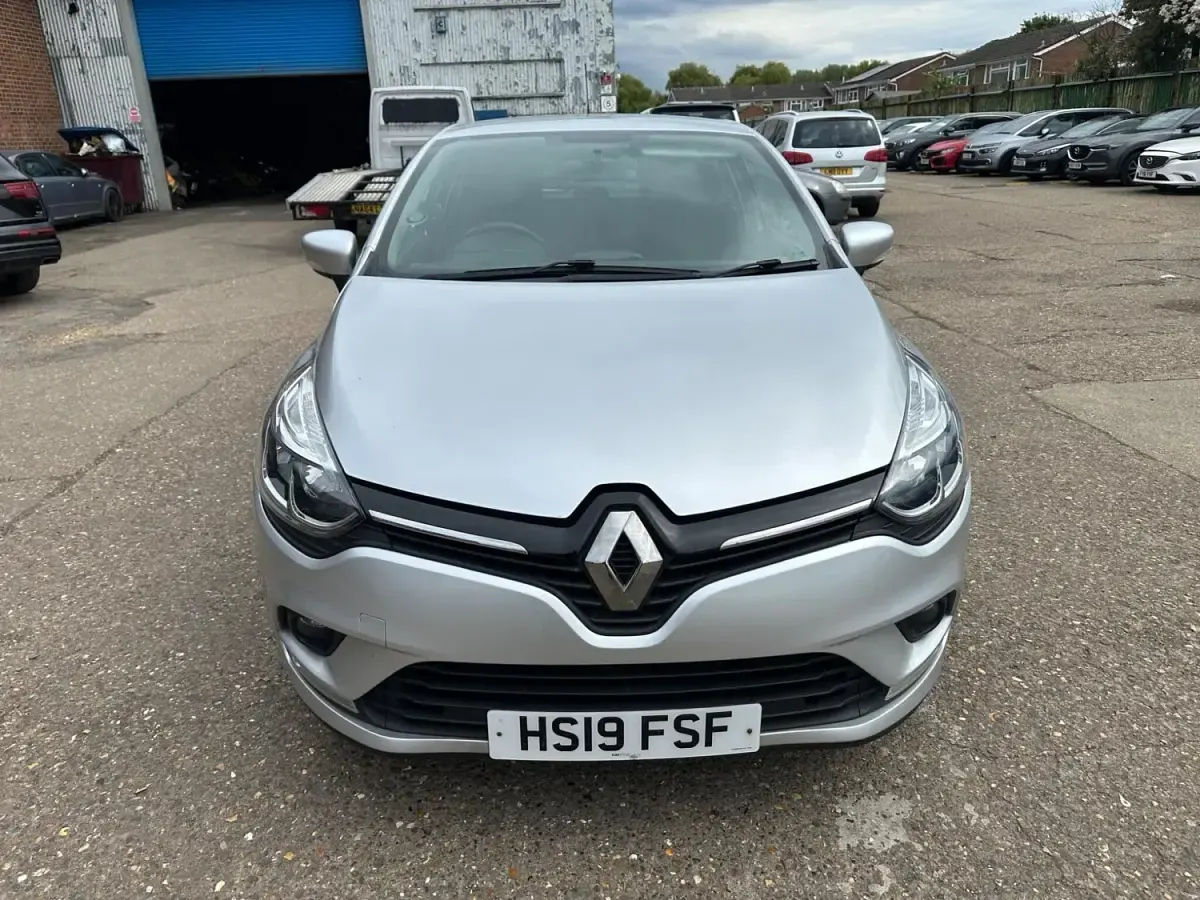 Używany Renault Clio IV Iconic 90 KM (66 kW) 2019 Srebrny Hatchback