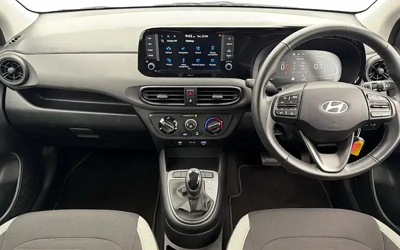 Used Hyundai i10 Advanced 63 HP (46 kW) 2024 White Hatchback