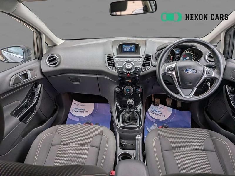 Begagnad Ford Fiesta Titanium 2015 Grå Halvkombi