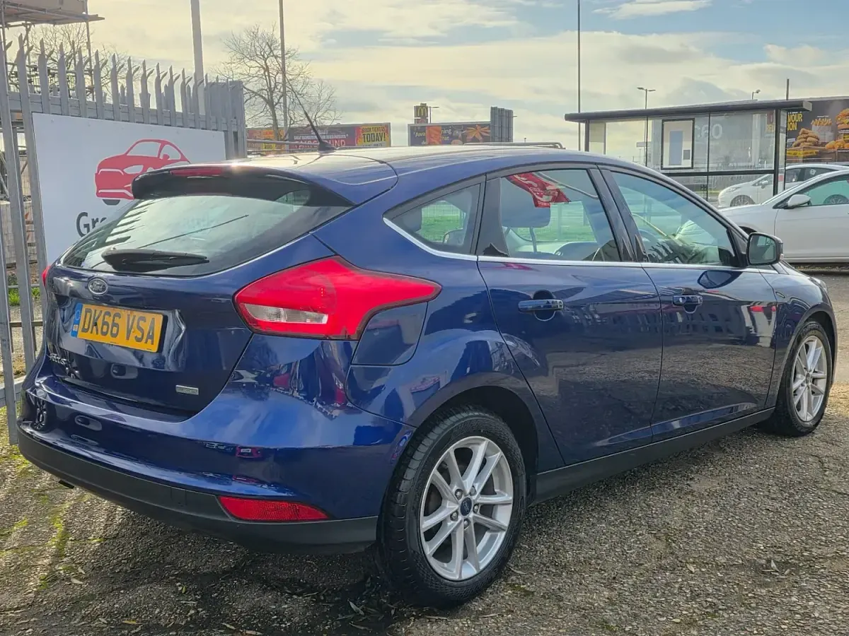 Used Ford Focus Zetec 125 HP (91 kW) 2015 Blue Hatchback