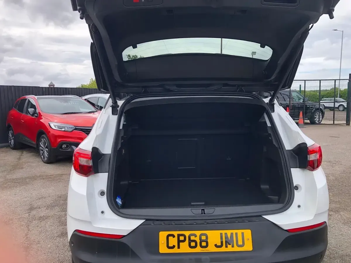 Used Vauxhall Grandland X Sport 130 HP (95 kW) 2019 White SUV
