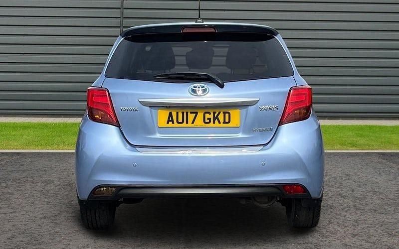 Used Toyota Yaris Hybrid 101 HP (74 kW) 2016 Hatchback