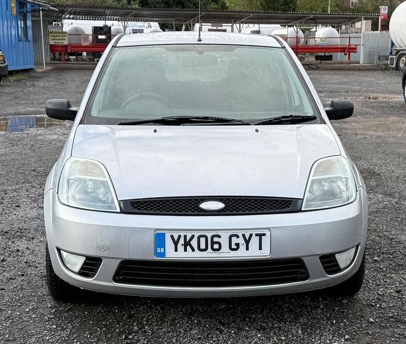 Usado Ford Fiesta Zetec 80 CV (58 kW) 2006 Plateado Utilitario