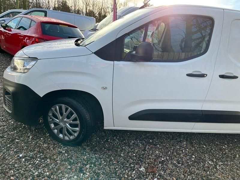 Used Citroën Berlingo 100 HP (73 kW) 2020 White MPV