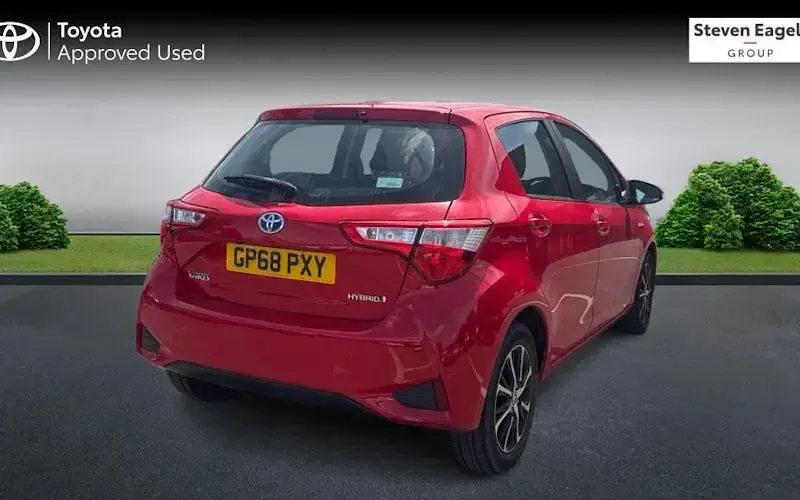 Used Toyota Yaris Hybrid 101 HP (74 kW) 2019 Red Hatchback