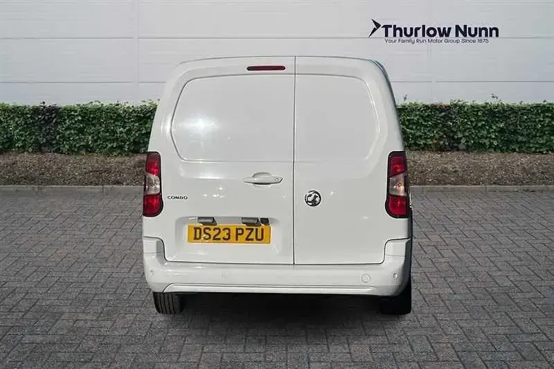 Second-hand Vauxhall Combo S 100 CP (73 kW) 2023 Alb Monovolum