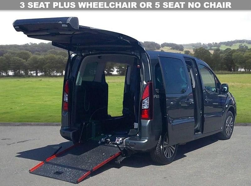 Used Peugeot TePee Allure 100 HP (73 kW) 2018 Grey MPV