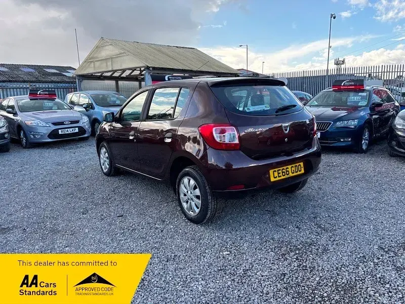 Usado Dacia Sandero Ambiance 75 HP (55 kW) 2016 Castanho Citadino