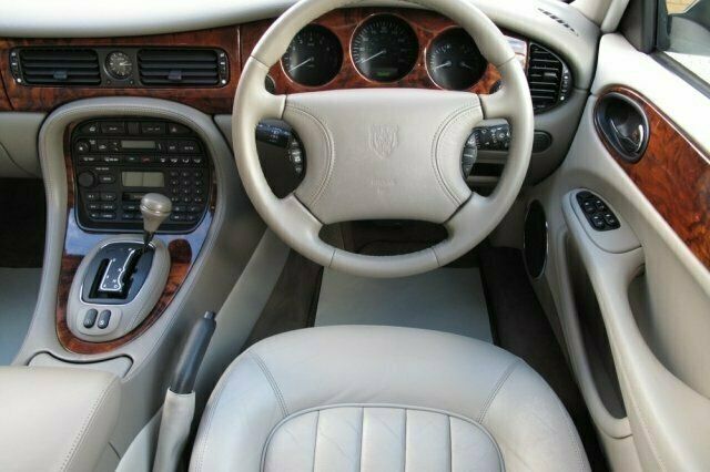 Used Jaguar XJ8 240 HP (176 kW) 1999 Sedan