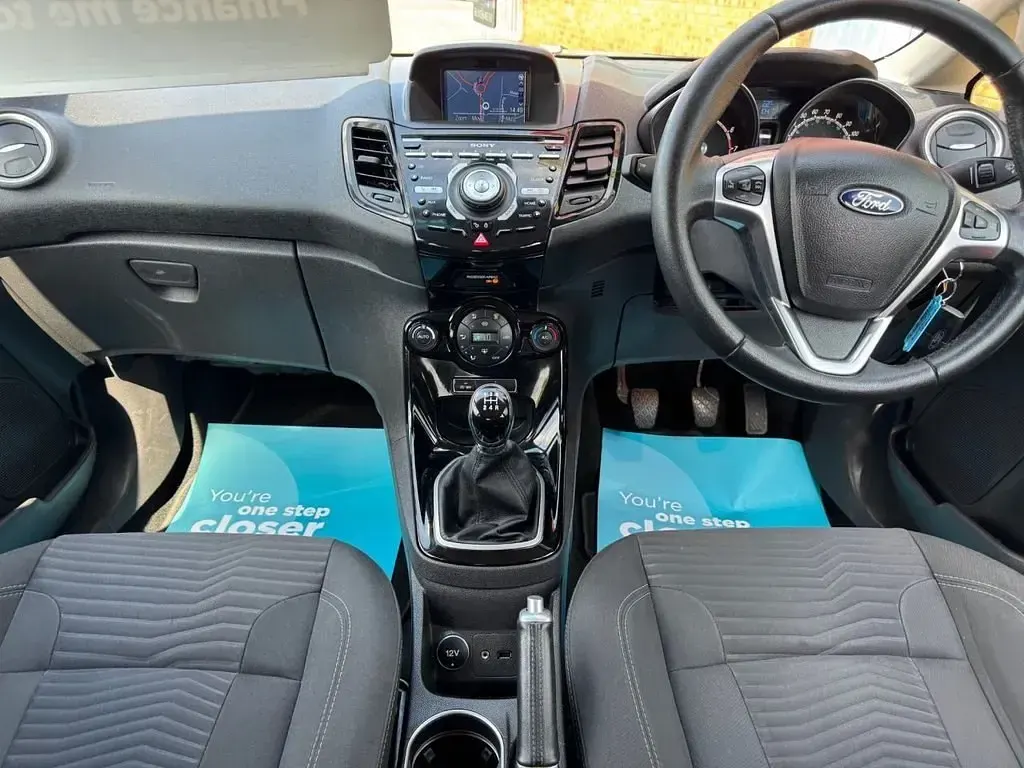 Second-hand Ford Fiesta Titanium 2014 Roșu Hatchback