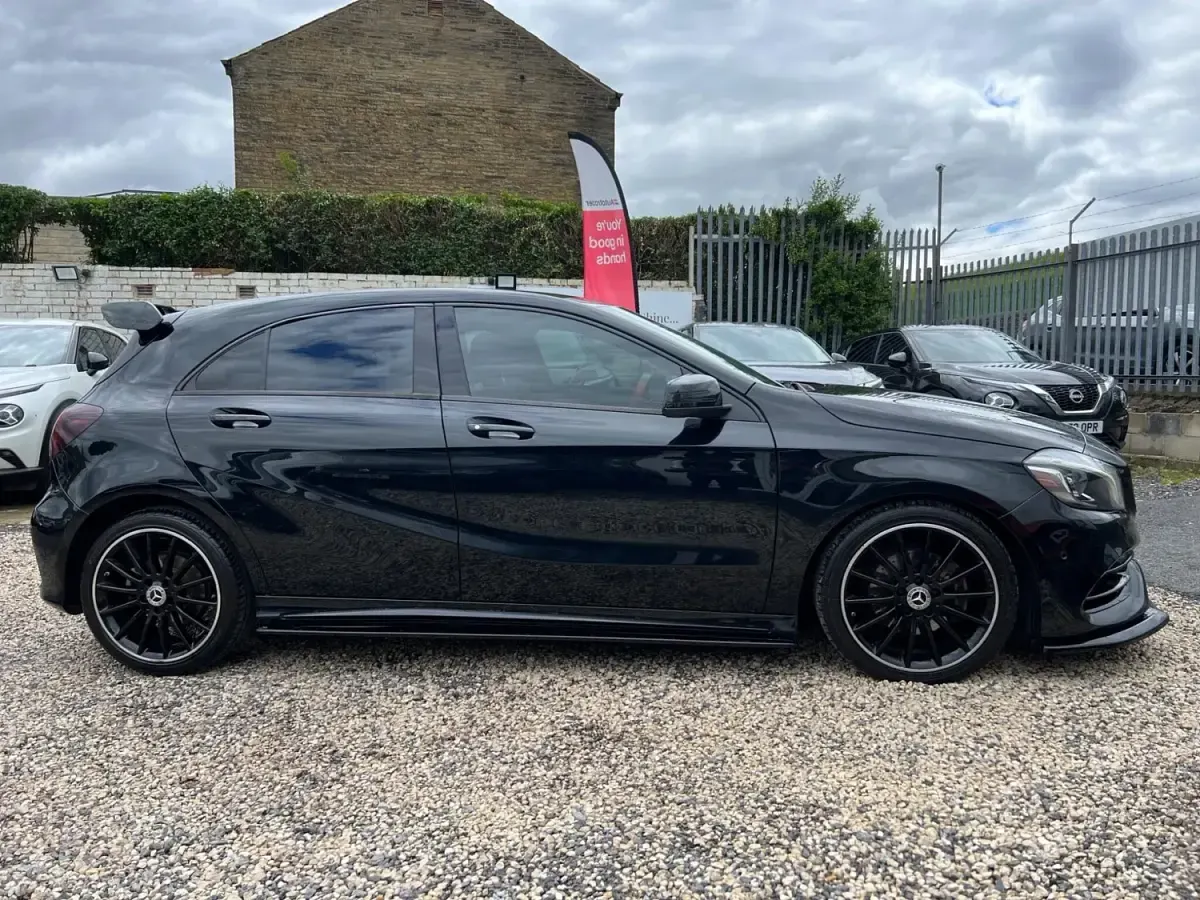 Begagnad Mercedes A200 AMG Line Premium 2017 Svart Halvkombi