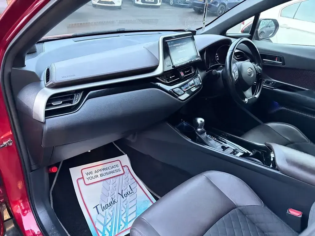 Begagnad Toyota C-HR 2024 Röd SUV