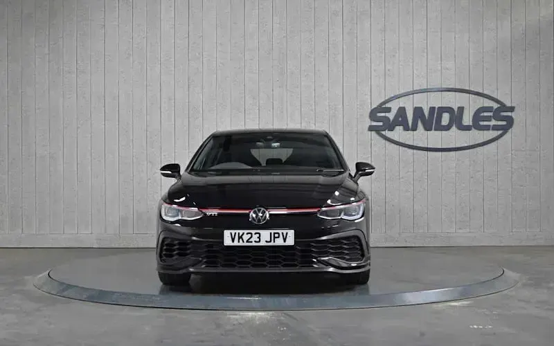Usado VW Golf VIII GTI 300 CV (220 kW) 2023 Negro Utilitario