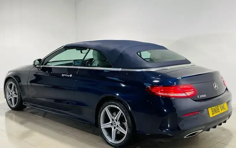 Usado Mercedes C200 AMG line 184 HP (135 kW) 2018 Azul Cabrios