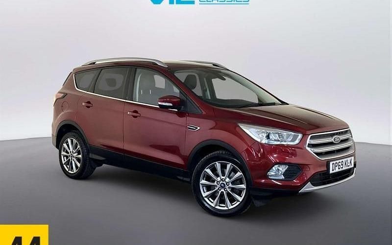 Usado Ford Kuga Titanium 150 HP (110 kW) 2019 Vermelho SUV