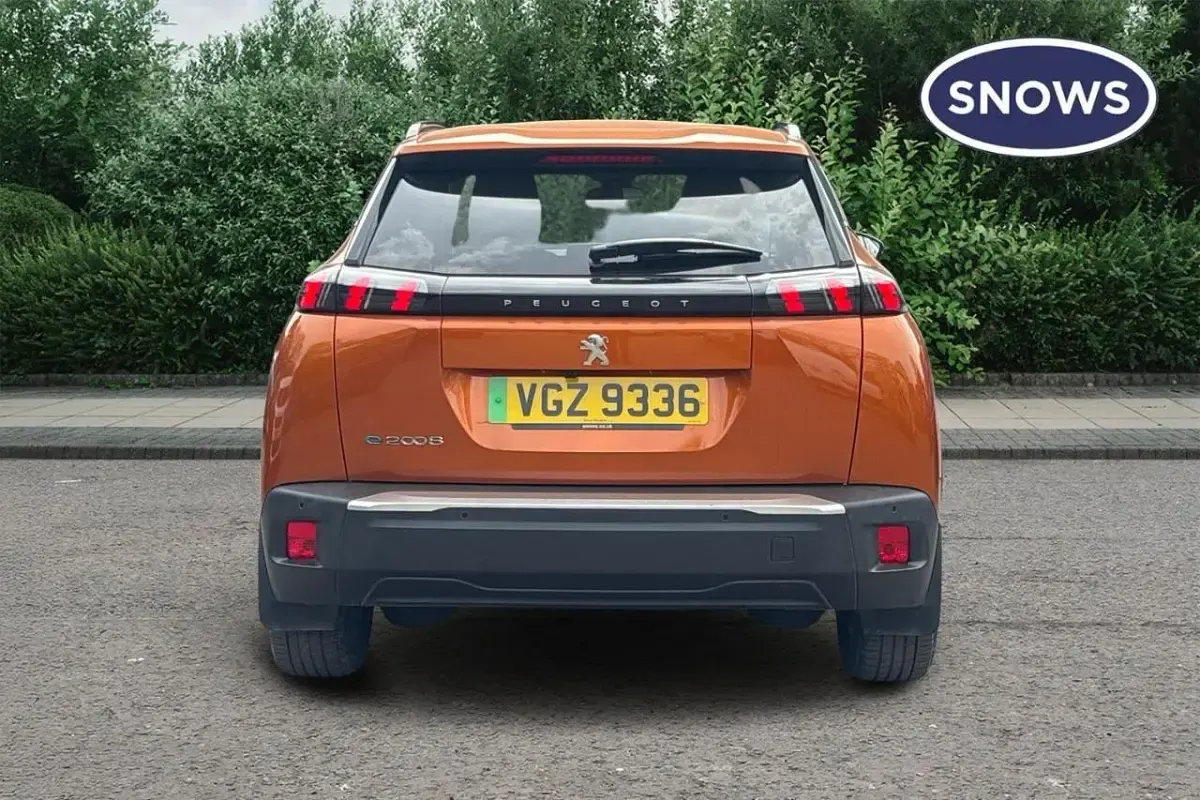 Second-hand Peugeot e-2008 Allure Premium 100 kW (136 CP) 2022 Portocaliu SUV