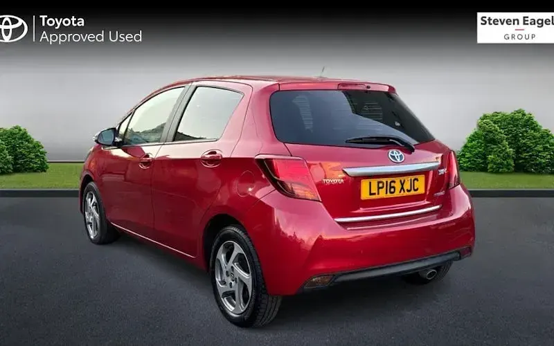 Used Toyota Yaris 101 HP (74 kW) 2016 Red Hatchback
