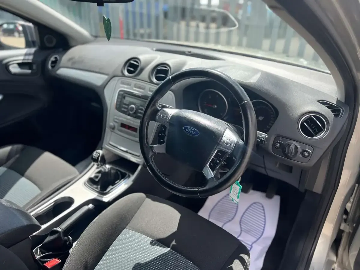 Używany Ford Mondeo Zetec 140 KM (102 kW) 2010 Srebrny Hatchback