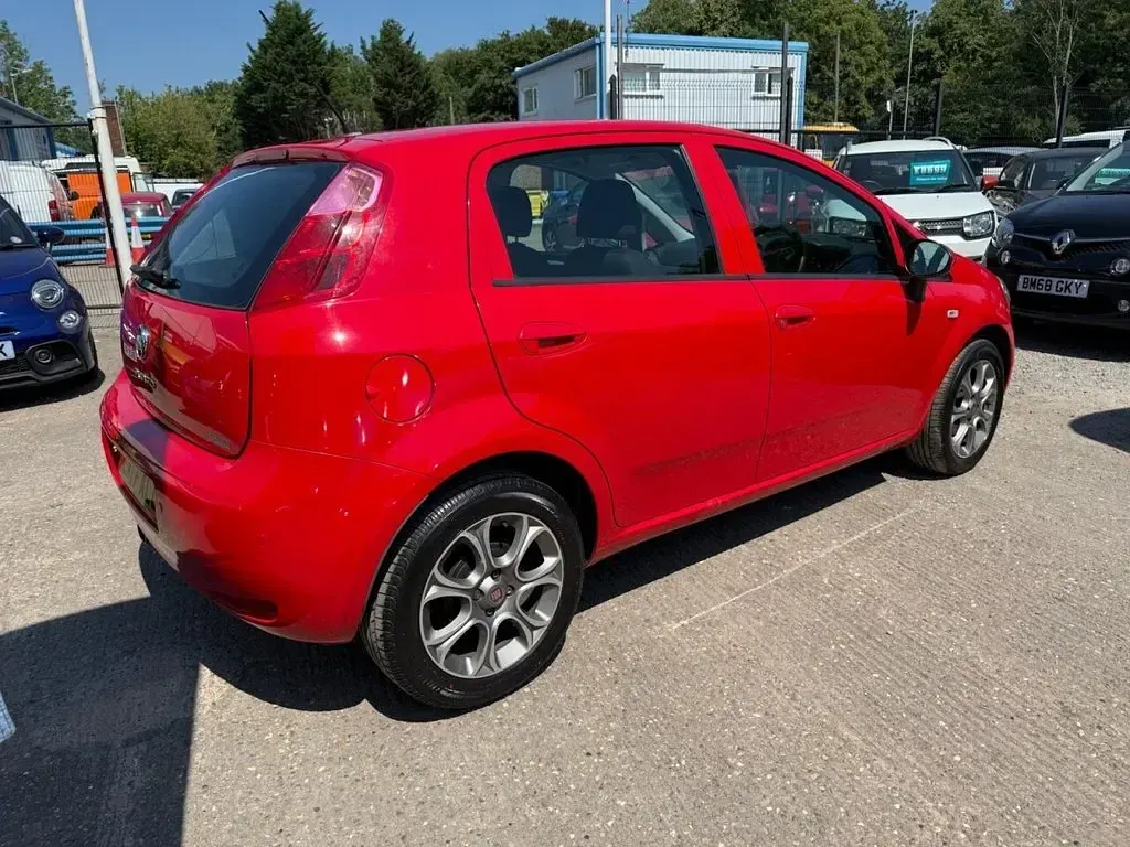 Used Fiat Punto Easy Plus 77 HP (56 kW) 2017 Red Hatchback