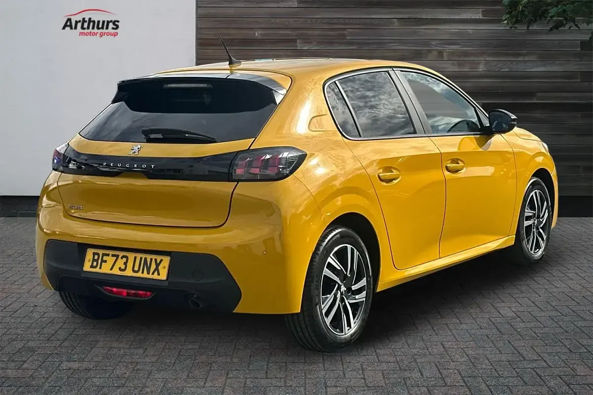 Used Peugeot 208 Active+ 99 HP (72 kW) 2023 Yellow Hatchback