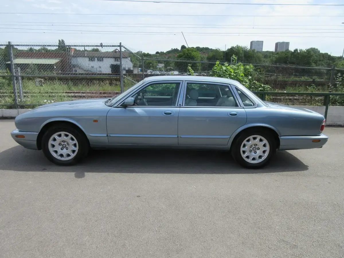 Used Jaguar XJ8 SE 2002 Blue Sedan