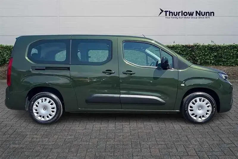 Używany Vauxhall Combo Design Edition 100 kW (136 KM) 2024 Zielony Minivan