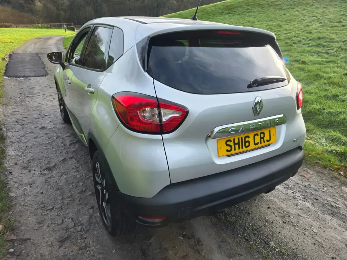 Usado Renault Captur Dynamique 90 CV (66 kW) 2016 Plateado SUV