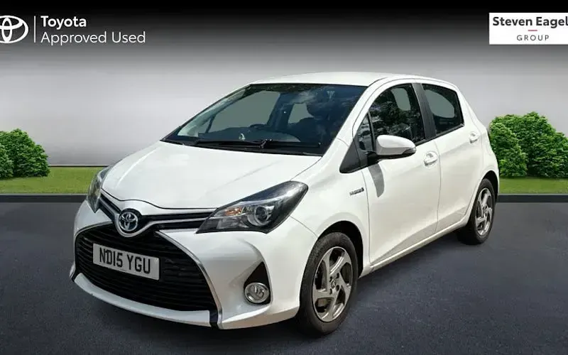 Used Toyota Yaris 101 HP (74 kW) 2015 White Hatchback