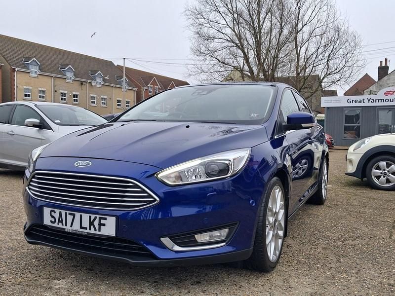 Usado Ford Focus Titanium X 125 HP (91 kW) 2017 Azul Citadino