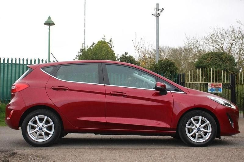 Used Ford Fiesta Zetec 100 HP (73 kW) 2018 Red Hatchback