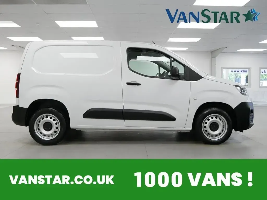 Used Citroën Berlingo 130 HP (95 kW) 2023 White MPV