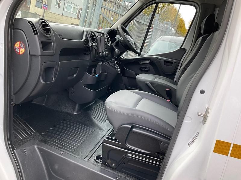 Used Vauxhall Movano 130 HP (95 kW) 2019 White MPV