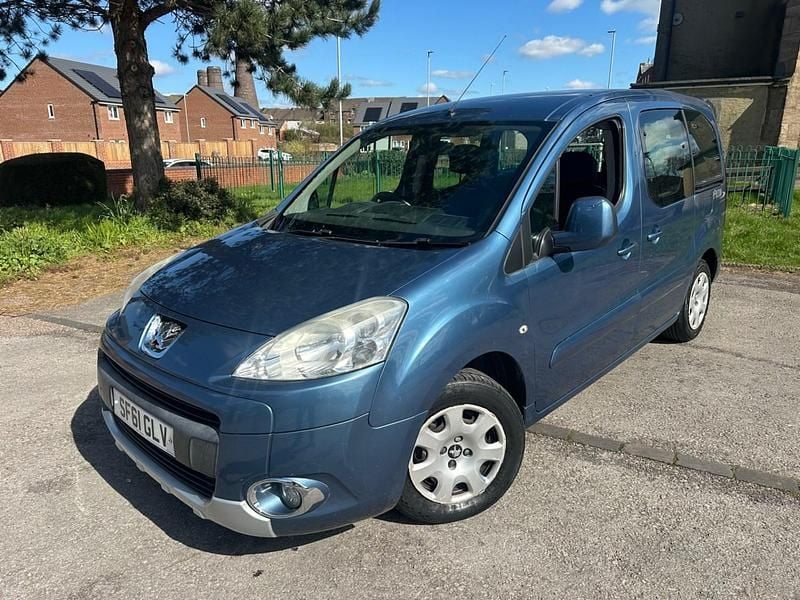 Used Peugeot TePee S 92 HP (67 kW) 2011 Blue MPV
