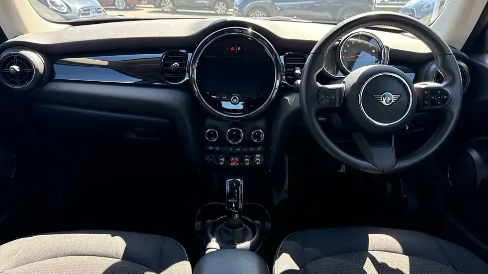 Usado Mini Cooper Classic 134 CV (98 kW) 2023 Plateado Utilitario