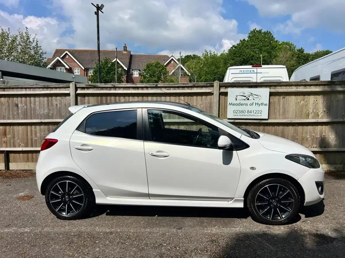 Usado Mazda 2 Black Limited 84 HP (61 kW) 2011 Branco Citadino