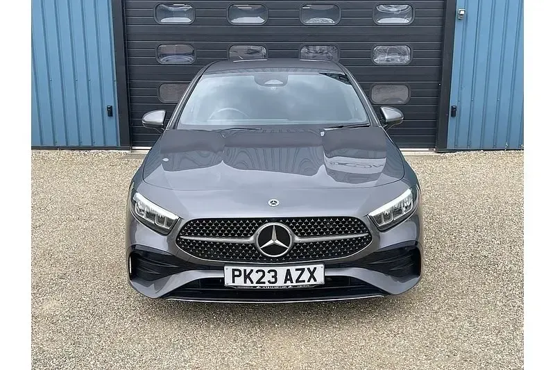 Begagnad Mercedes A200 Executive 2023 Grå Halvkombi