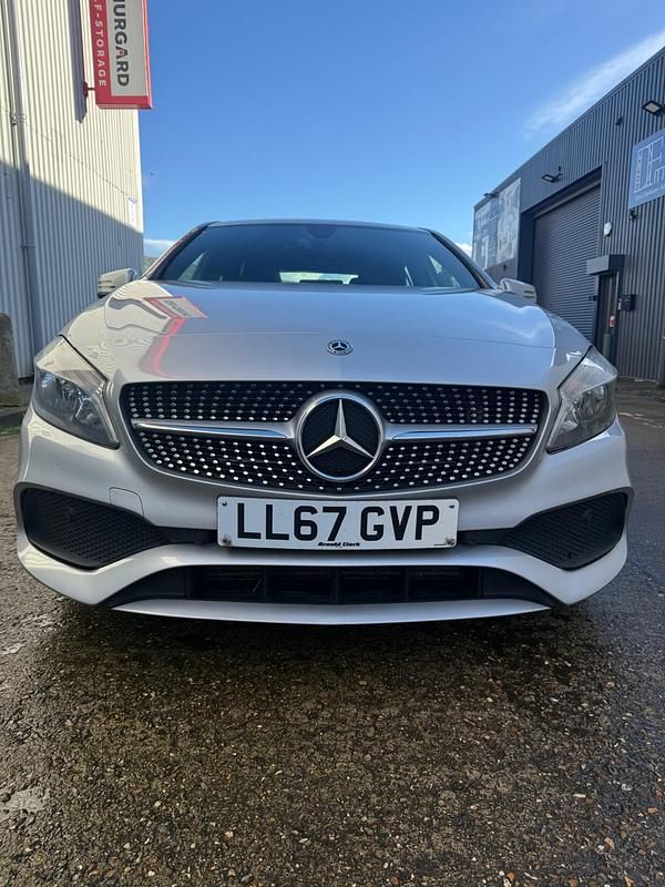 Begagnad Mercedes A180 AMG line 2018 Silver Halvkombi