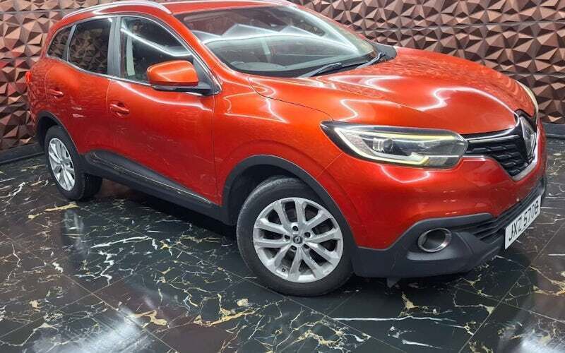 Flame red Used 2015 Renault Kadjar Dynamique SUV | £5,799 (Fair price) - Image 1/4