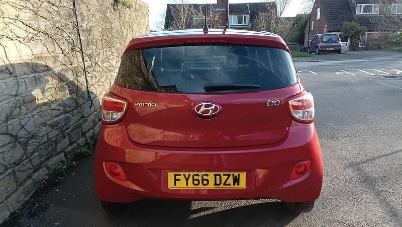 Used Hyundai i10 Edition 66 HP (48 kW) 2016 Red Hatchback