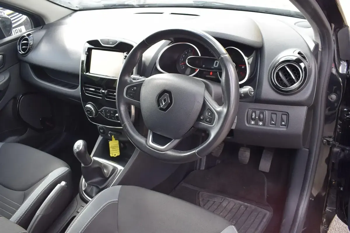 Used Renault Clio Dynamique 90 HP (66 kW) 2016 Black Hatchback