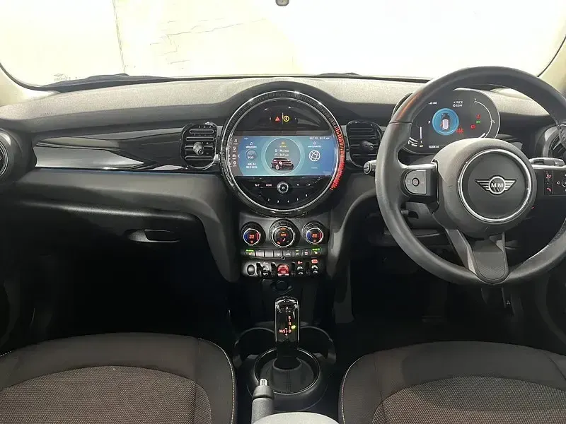 Usado Mini Cooper Classic 134 HP (98 kW) 2023 Prateado Citadino