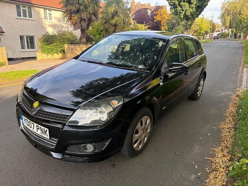 Black Used 2007 Vauxhall Astra Hatchback | £1,999 (Good price) - Image 1/4