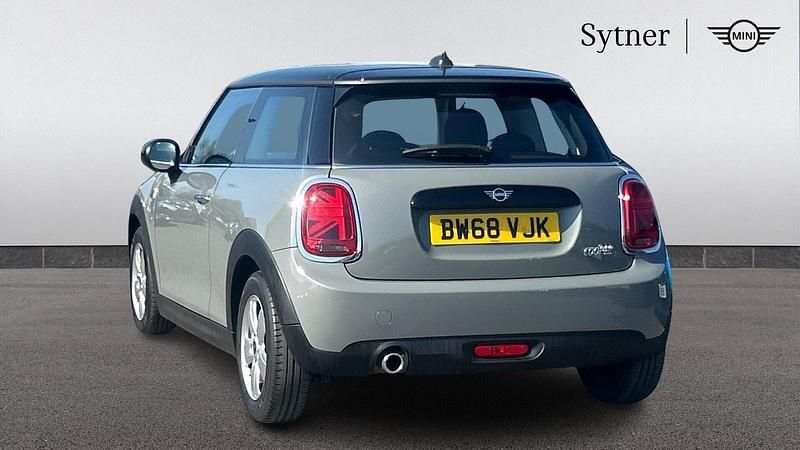 Usado Mini Cooper Classic 136 HP (100 kW) 2019 Cinzento Citadino