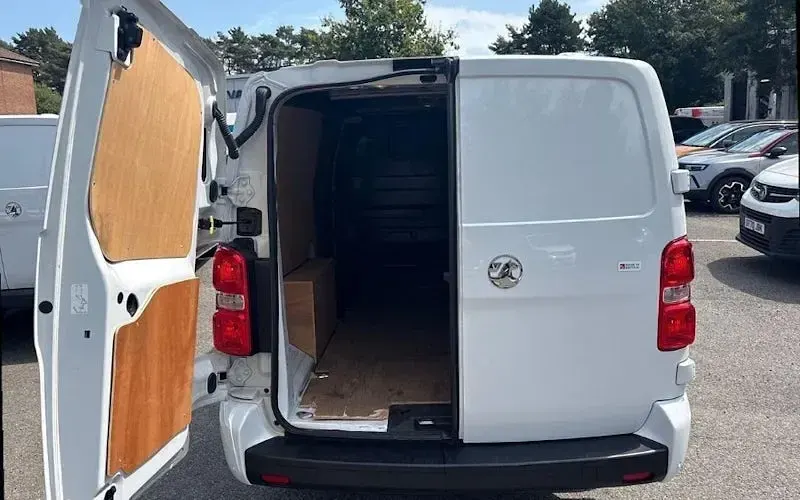 Used Vauxhall Vivaro 120 HP (88 kW) 2024 White MPV