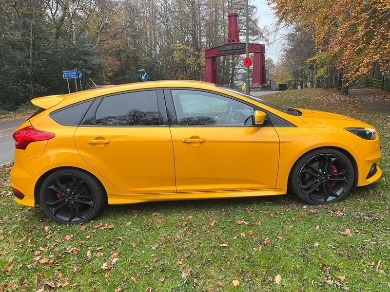Used Ford Focus ST 185 HP (136 kW) 2018 Orange Hatchback