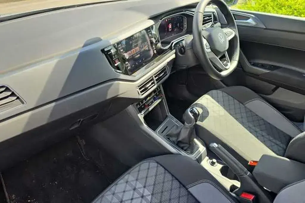Usado VW Polo R-line 95 CV (69 kW) 2025 Plateado Utilitario