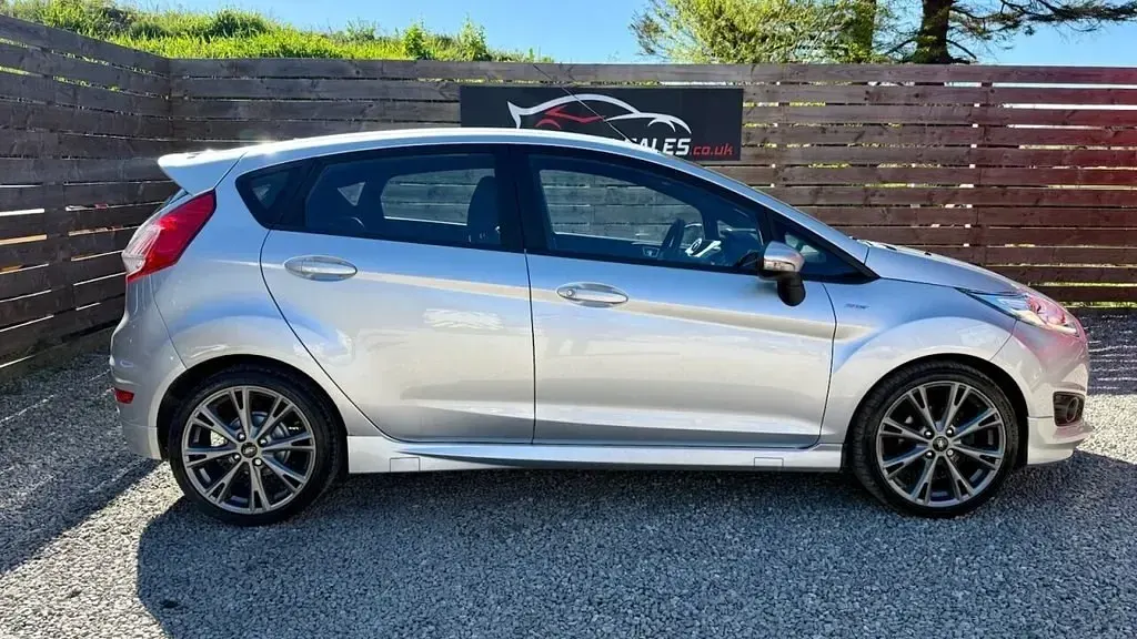 Usado Ford Fiesta ST-Line 125 CV (91 kW) 2016 Plateado Utilitario