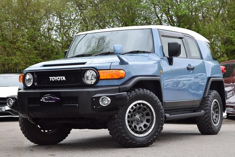Used Toyota FJ Cruiser 260 HP (191 kW) 2015 Metallic baby blue SUV