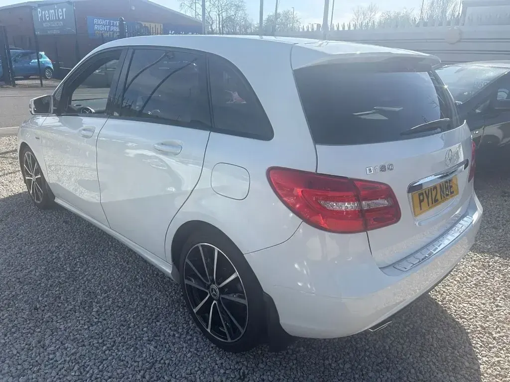 Used Mercedes B180 109 HP (80 kW) 2012 White Hatchback